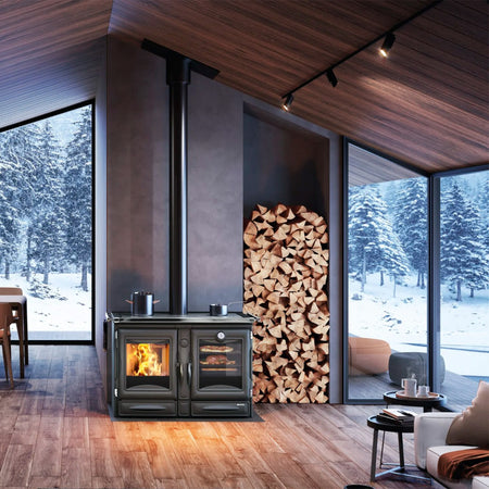 La Nordica Küchenofen ALASKA.16 in modernem Wohnraum, brennende Feuerkammer und Backofen gut sichtbar | Klimaworld.com