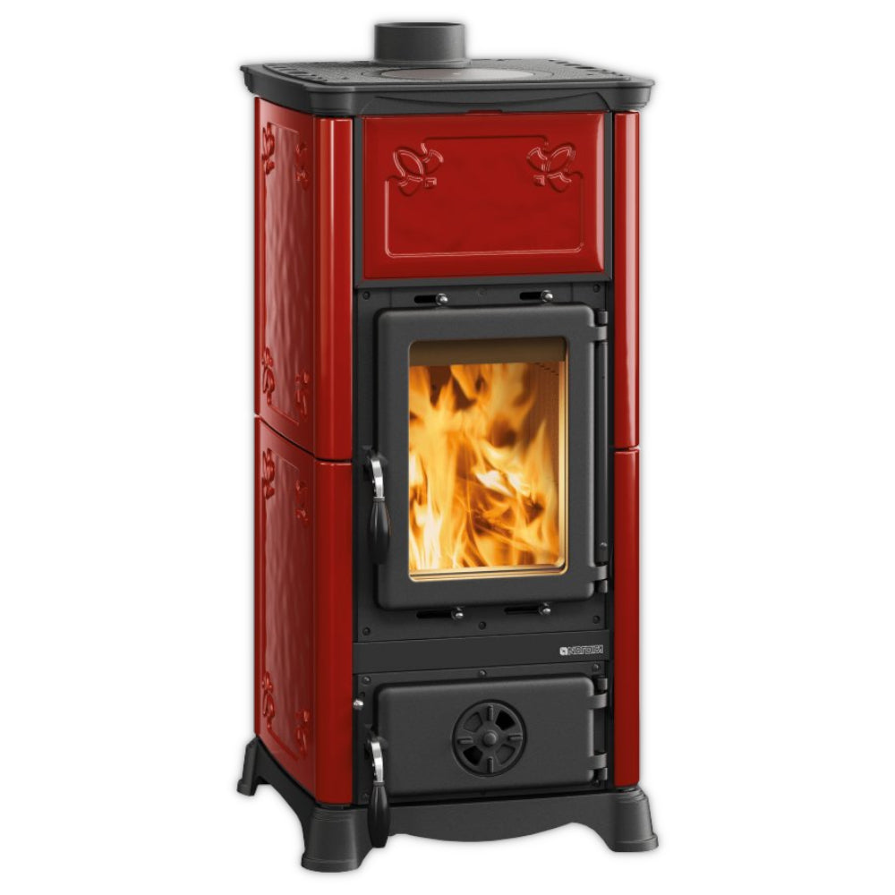 La Nordica Kaminofen EMILIANA.16 in Bordeaux mit Beispiel Flammenbild | Klimaworld.com