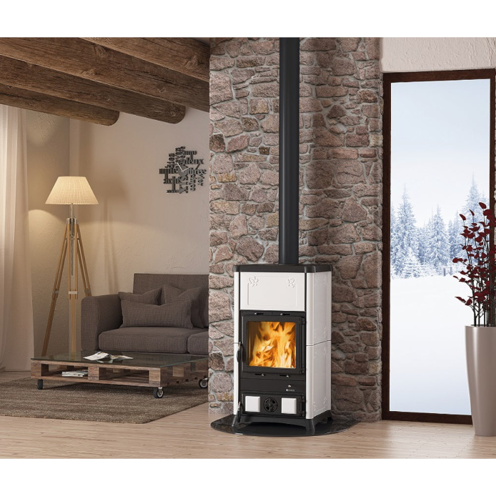 La Nordica Kaminofen FEDORA.16 in Weiss mit Flammenbild Beispiel im winterlichen Wohnzimmer | Klimaworld.com