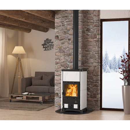 La Nordica Kaminofen FEDORA.16 in Weiss mit Flammenbild Beispiel im winterlichen Wohnzimmer | Klimaworld.com
