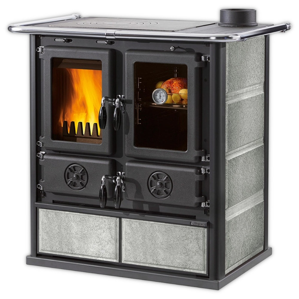 La Nordica Kuechenofen ROSETTA.16 PETRA, Natursteinseiten, Feuerraum links, Backfach rechts mit Essen und Flammen | Klimaworld.com
