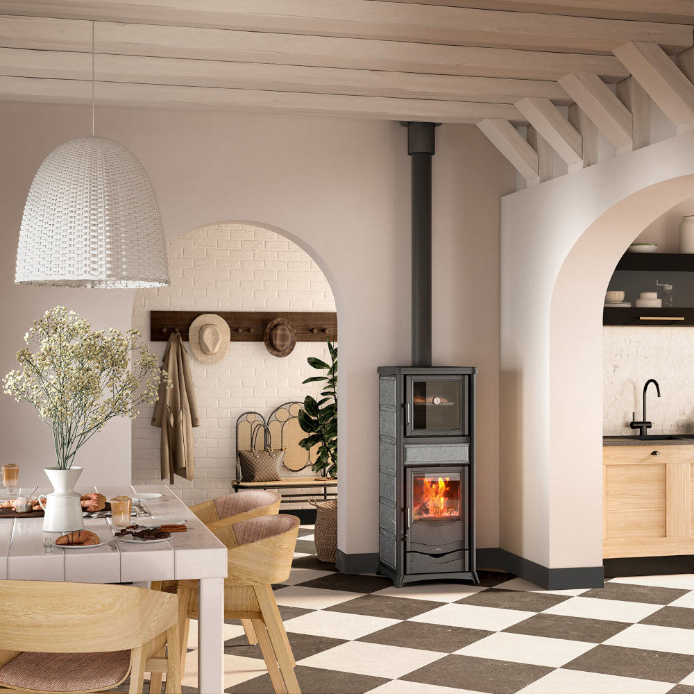 La Nordica TERMOROSSELLA PLUS FORNO DSA.16 Naturstein mit Backfach und Flamme in heller Wohnkueche | Klimaworld.com