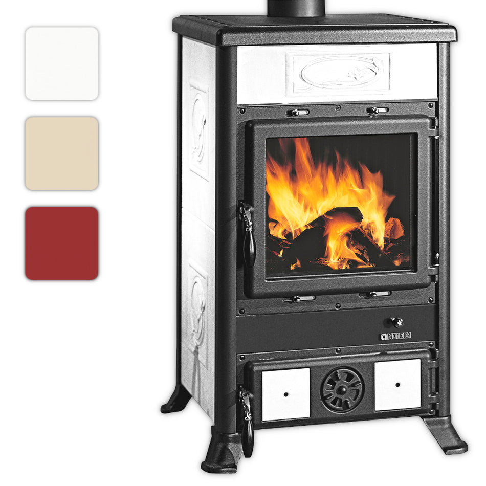 Farbwahlbild: La Nordica Rossella R1.16 Ceramica Holzofen mit weisser, verzierter Keramikverkleidung und Flammenbild im Sichtfenster | Klimaworld.com