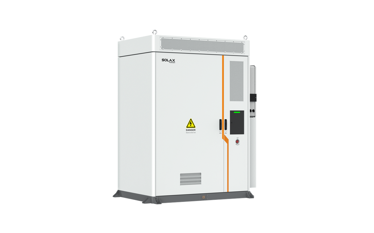 Weißer SolaX AELIO B200 Batterieschrank mit Wechselrichter X3-AELIO-60K Ansicht schraeg links | Klimaworld
