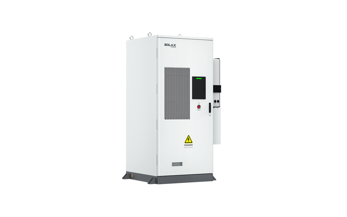 Weißer SolaX AELIO B100 Batterieschrank mit Wechselrichter X3-AELIO-60K Ansicht von schraeg links | Klimaworld