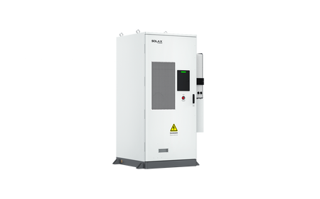 Weißer SolaX AELIO B100 Batterieschrank mit Wechselrichter X3-AELIO-60K Ansicht von schraeg links | Klimaworld