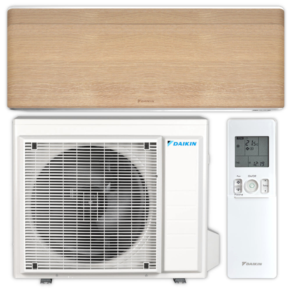 Setbild: Daikin Stylish FTXA-DP Light Wood Wandgeraet mit Holzfront, Aussengeraet und weisser Fernbedienung | Klimaworld.com
