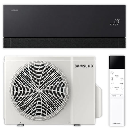 Samsung Klimaanlage WindFree Première+ mit schwarzem Wandgeraet, weissem Aussengeraet und weisser Fernbedienung frontal | Klimaworld.com
