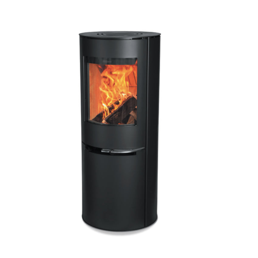 Schwarzer, runder Aduro H2 Hybridofen mit grossem Frontglas, dahinter brennendes Holzfeuer, glatte Metalloberflaeche und geschlossener Sockel | Klimaworld.com