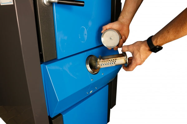 ATMOS DC18GSE Holzvergaserkessel mit ACD04 und Anzündautomatik mit 19 kW befüllen | Klimaworld.com