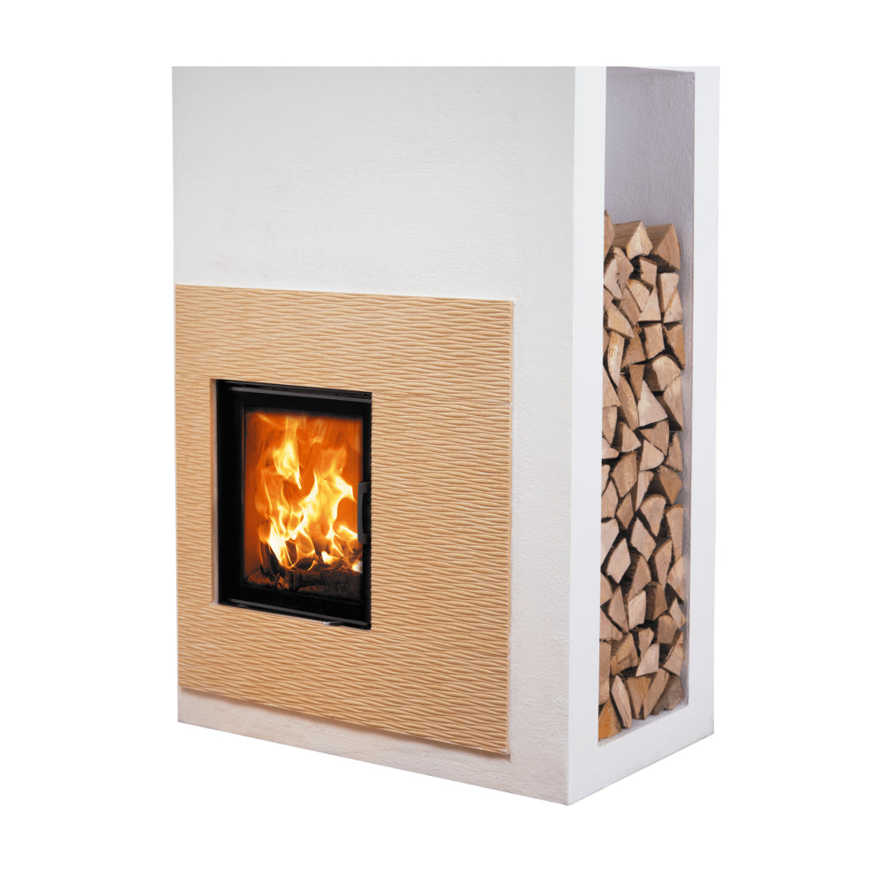 Kera Xtra 45 Kamineinsatz mit brennendem Feuer, weisse Umrahmung, Holzfach rechts | klimaworld.com