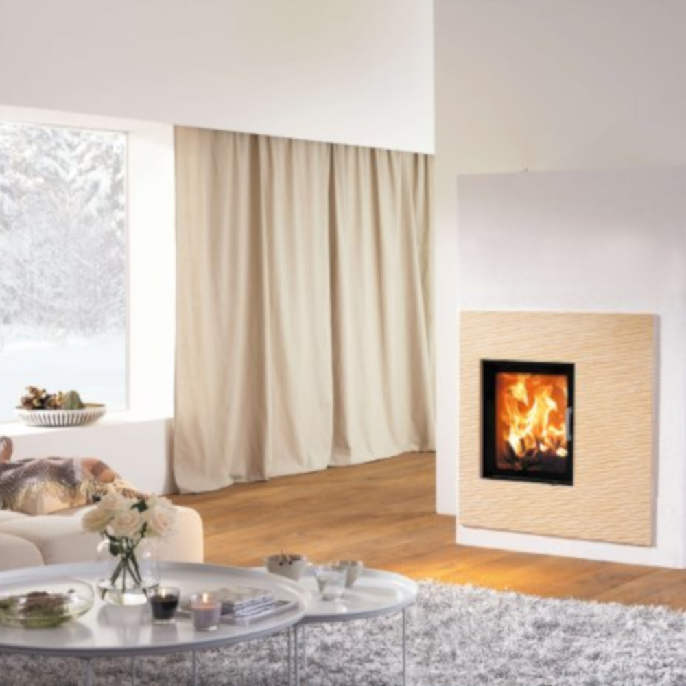 Kera Xtra 45 Kamineinsatz brennend, weisse Umrahmung, Wohnzimmer, mit Vorhang und Tisch | klimaworld.com