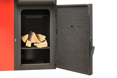 Thermoflux Pelling 25 ECO Pelletkessel mit geöffneter Brennkammer und eingelegtem Brennholz im Innenraum | Klimaworld.com
