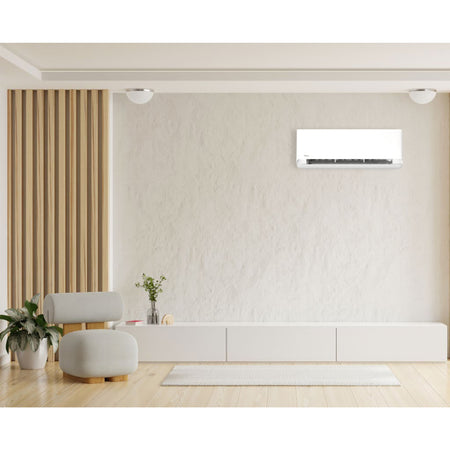 Ambientebild: Weisses Wandgeraet Midea BreezelessE in modernem Wohnzimmer mit heller Holzoptik und minimalistischer Einrichtung | Klimaworld.com