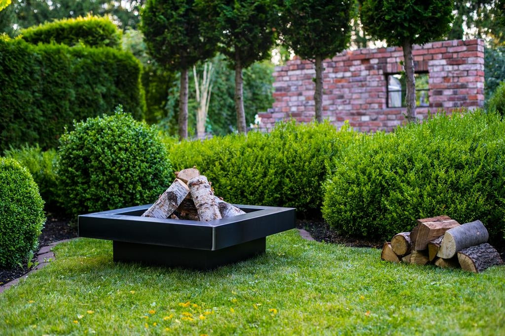 Gardener viereckige Feuerschale TF-FS 104-1 aus Rohstahl // Klimaworld.com Ambientebild