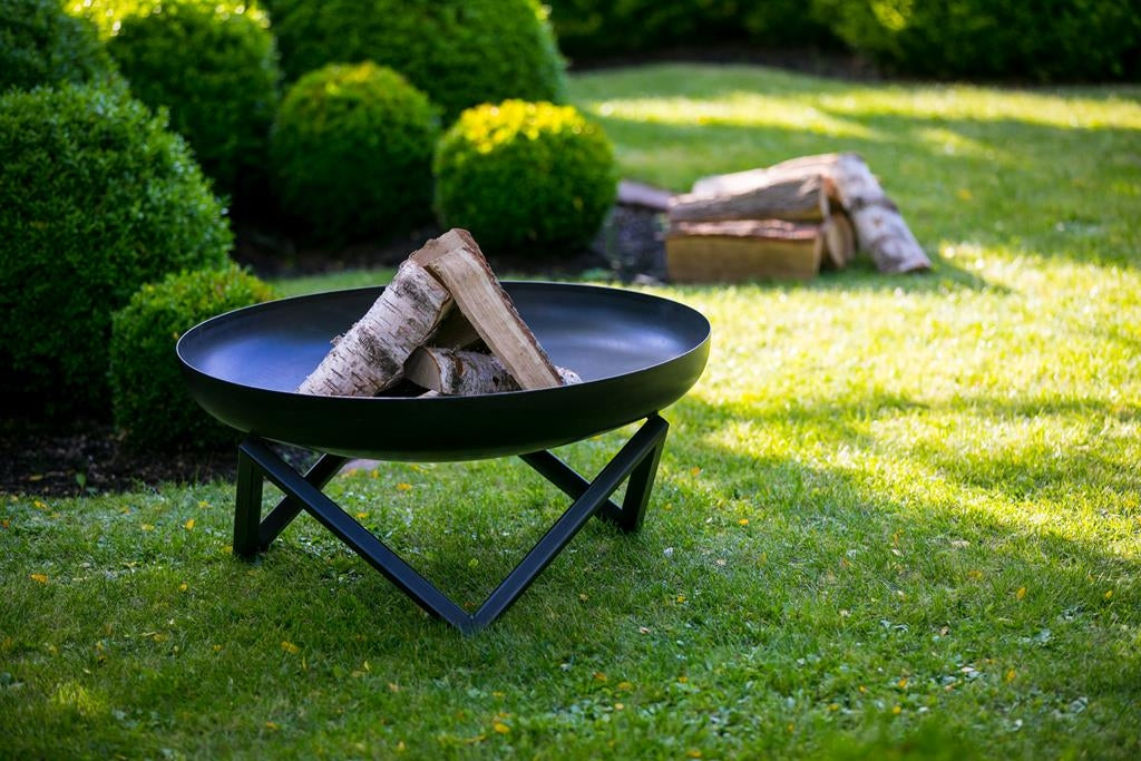 Gardener dekorative Feuerschale mit Zickzack-Beinen TF-FS 109-1 aus Rohstahl // Klimaworld.com Ambientebild