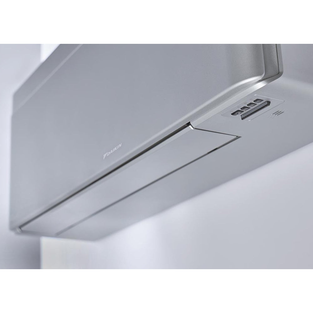 Daikin Stylish C-Serie Wandgeraet in Silber, Untersicht mit geoeffneter Luftklappe, Bedienelementen rechts und Daikin Logo | Klimaworld.com