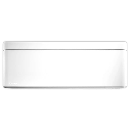 Daikin Stylish C-Serie Wandgeraet in Weiss mit flacher Front, abgerundeten Kanten und Daikin Logo links | Klimaworld.com