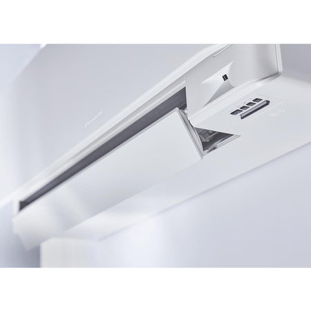 Daikin Stylish C-Serie Wandgeraet in Weiss, Untersicht mit weiter geoeffneter Luftklappe und sichtbaren Innenbauteilen rechts | Klimaworld.com