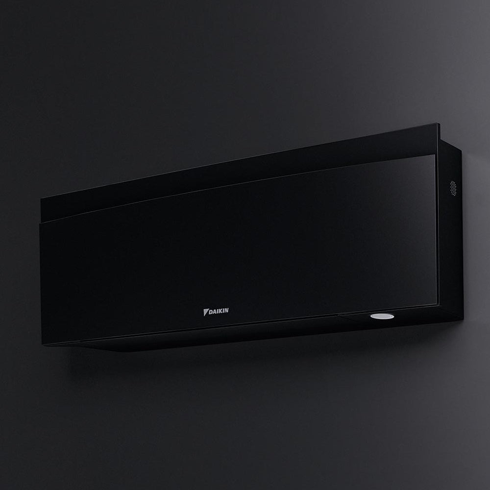 Daikin Emura Klimaanlagen-Wandgeraet in Mattschwarz, schraeg von unten und LED-Ring | Klimaworld.com