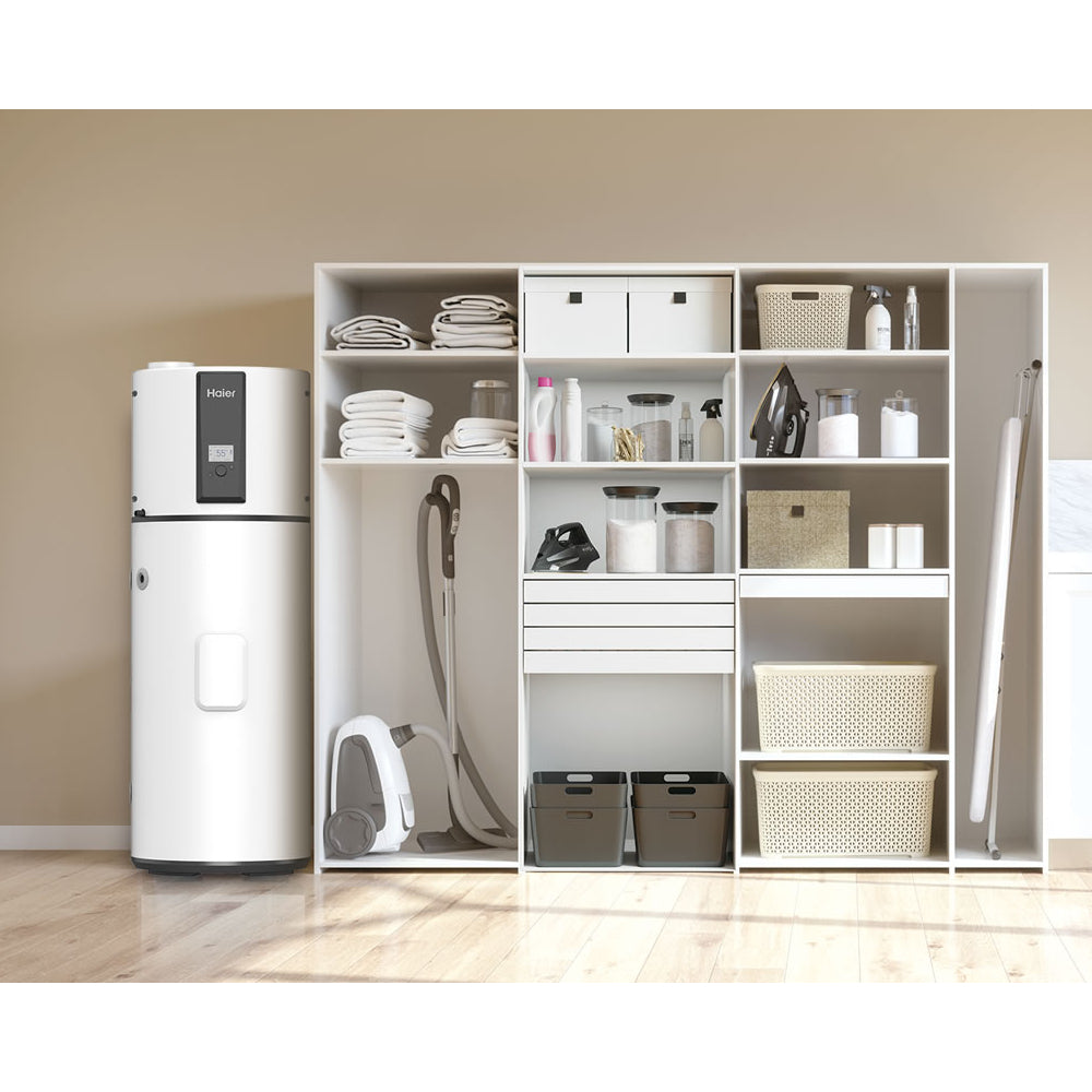 Ambientebild: Haier Brauchwasserwaermepumpe HP200M7C-F9 neben Regal mit Handtuechern, Koerben und Staubsauger | Klimaworld.com