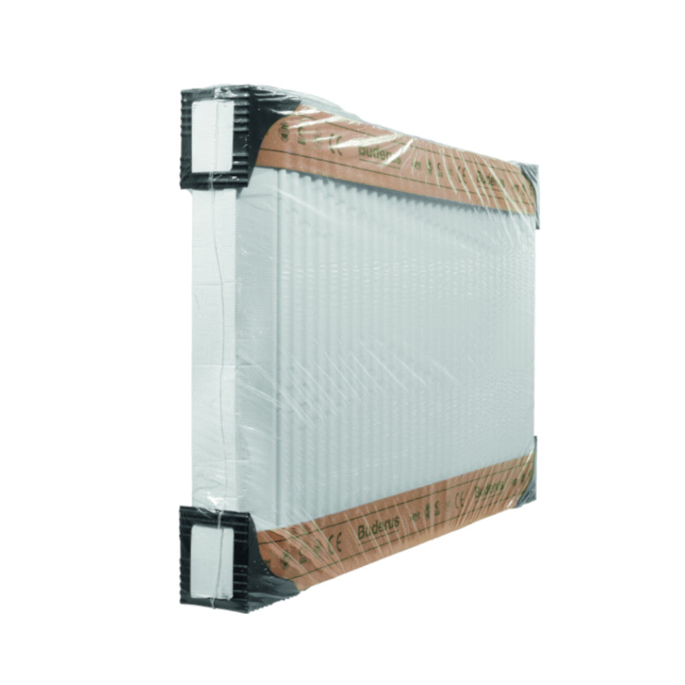Seitenansicht des profilierten Flachheizkoerpers in Folie und Kartonage verpackt mit Buderus Logo und CE Kennzeichnung | klimaworld.com