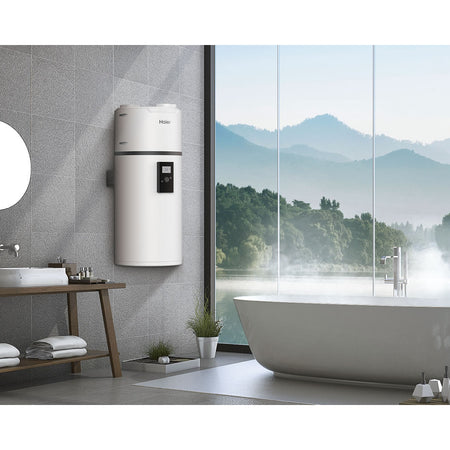 Ambientebild: wandhaengede Haier Brauchwasserwaermepumpe HP110M8-9 in hellem Badezimmer mit Fensterfront und Badewanne | Klimaworld.com