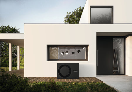 Buderus Waermepumpen Aussengeraet Logatherm WLW-7 MW AR in Schwarz vor modernem Haus auf Holzterrasse | Klimaworld.com