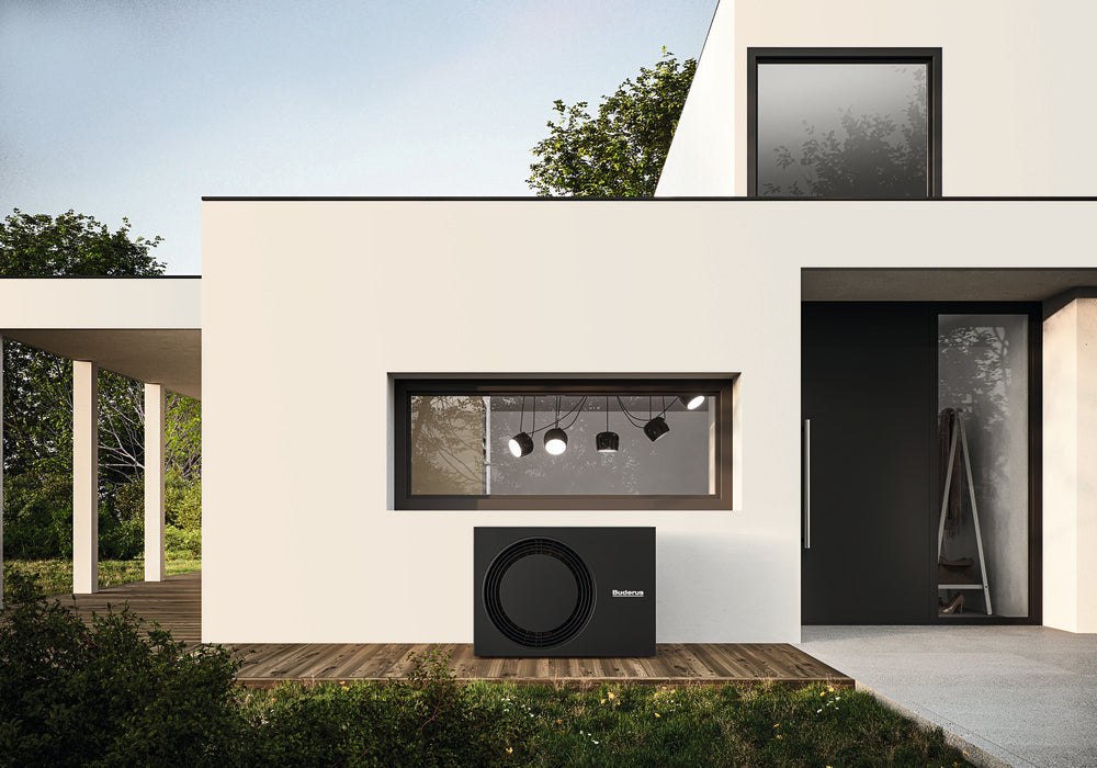 Buderus Waermepumpen Aussengeraet Logatherm M WLW186i-7 AR E in Schwarz vor modernem Haus auf Holzterrasse | Klimaworld.com