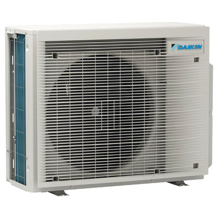 Daikin Aussengeraet 3MXM68A9 mit weissem Metallgehaeuse, Frontgitter und grossem Ventilator, seitlich dargestellt | Klimaworld.com