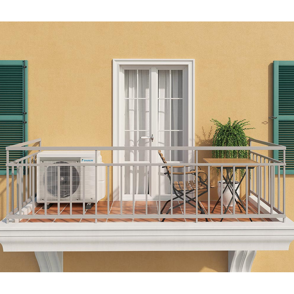 Daikin Aussengeraet 3MXM68A9 auf Balkon, weisses Metallgehaeuse mit Frontgitter neben Tisch und Stuehlen | Klimaworld.com