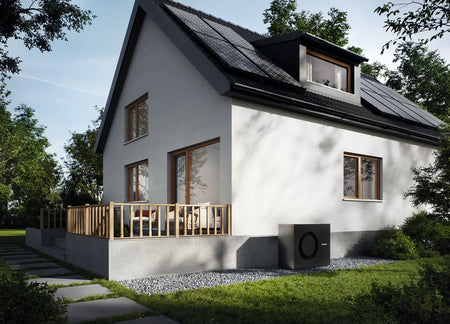 Buderus Waermepumpen Aussengeraet Logatherm M WLW186i-10 AR E in Schwarz vor Einfamilienhaus mit Solardach | Klimaworld.com