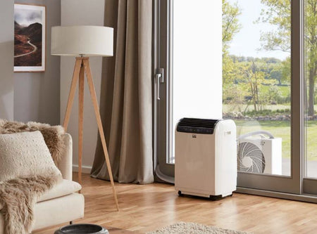 REMKO mobile Split Klimaanlage RKL 495 DC in Weiss, Innen- und Aussengeraet im Ambientebild | klimaworld.com