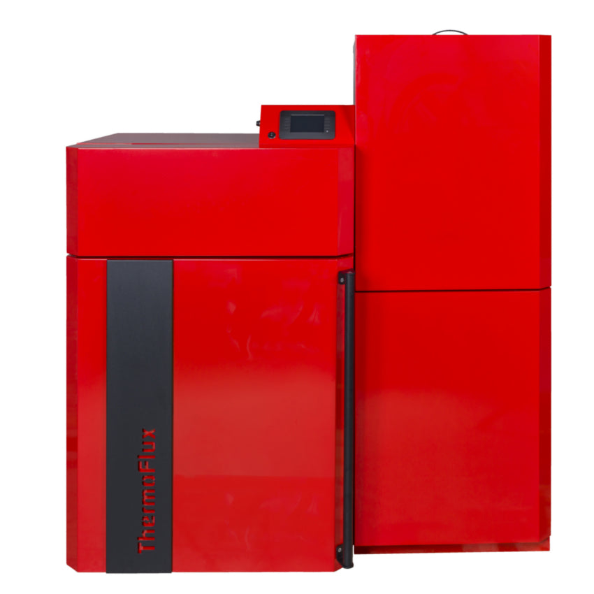 Roter ThermoFlux Pelletkessel PellFlux Lambda mit schwarzer Frontblende und digitalem Bedienfeld auf der Oberseite | Klimaworld.com