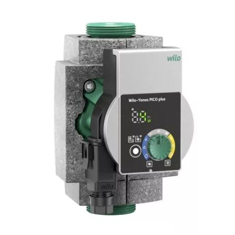 Wilo Yonos Pico Plus Pumpe mit grauem Isolierblock, schwarzer Frontanzeige und gruenem Drehregler vorne | Klimaworld.com