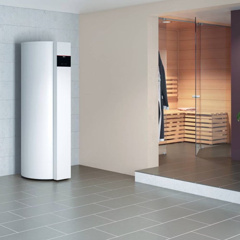 Ambientebild: Viessmann Vitocal 262-A T2E-R290 Warmwasserwaermepumpe stehend im Raum neben Glas-Sauna auf grauem Fliesenboden | Klimaworld.com