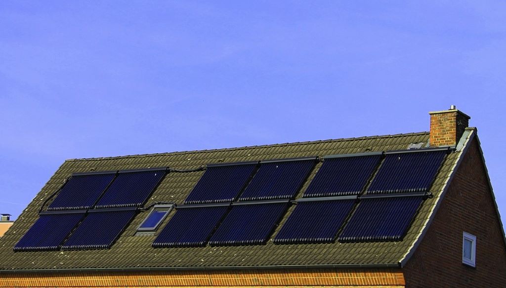 Ausrichtung Solaranlage: Ratgeber zu Dachneigung, Azimutwinkel, Himmelsrichtung & Co. | Klimaworld